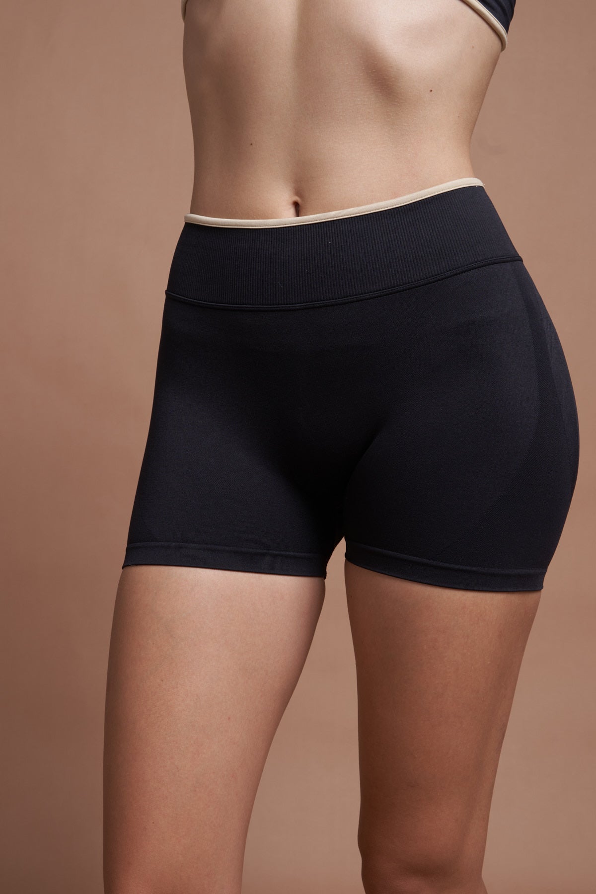 Riva Siyah Çift Renk Seamless Scrunch Toparlayıcı Spor Şort